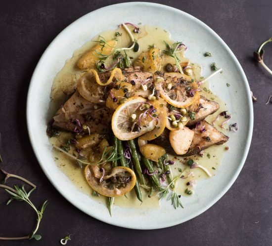 Juodojo paltuso pjausniai su šparaginėmis pupelėmis, apelsinu ir daigais