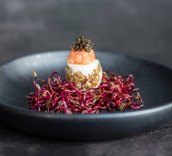 Putpelės kiaušinis su lašiša ir ikrais