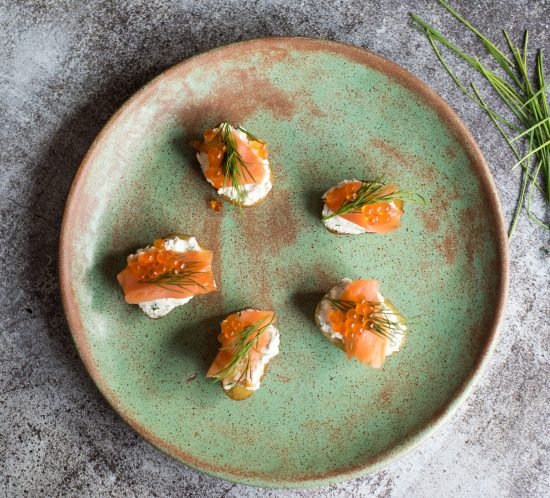 Bulvytės su varškės kremu, lašiša ir ikrais