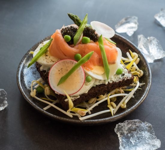 Vėlyvųjų pusryčių sumuštinis su lašiša ir juodaisiais ikrais