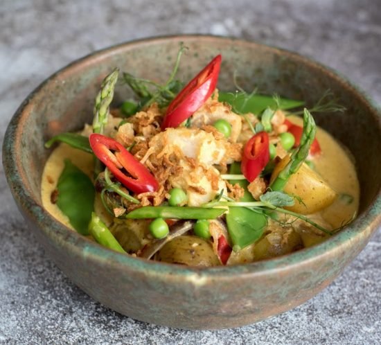 Karis su menkės gabaliukais ir pavasarinėmis daržovėmis