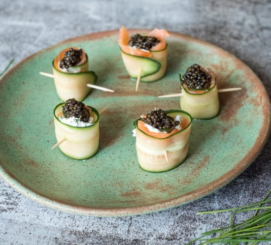 Agurko suktinukai su lašiša, varškės kremu ir ikrais