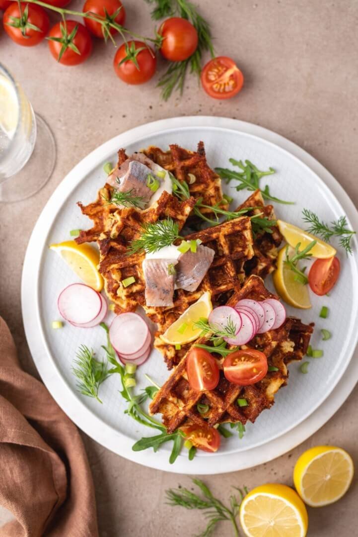 Bulviniai vafliai su čederio sūriu ir lašiša (arba silke)